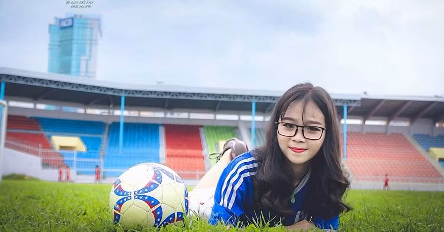 Đam mê bóng đá từ khi còn nhỏ và thường xuyên sắp xếp đến sân vào mỗi dịp cuối tuần để chứng kiến các cầu thủ thi đấu, cô giáo tương lai quê Bình Đình được nhiều người ái mộ không chỉ bởi tình yêu với trái bóng tròn mà còn bởi nhan sắc xinh đẹp, quyến rũ.
