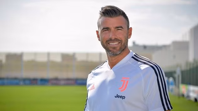 Chỉ 4 tháng sau khi tuyên bố giải nghệ, cựu trung vệ người Italia - Andrea Barzagli đã quay trở về Juventus trong tư cách vo cùng mới.