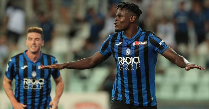 Nguồn tin từ Calcio Mercato khẳng định, Man United đang dành sự quan tâm đặc biệt tới tiền đạo Duvan Zapata của Atalanta. "Hitman" này sở hữu nền tảng thể lực dồi dào, thân hình đồ sộ và đã ghi tới 28 bàn thắng trên mọi đấu trường mùa trước.