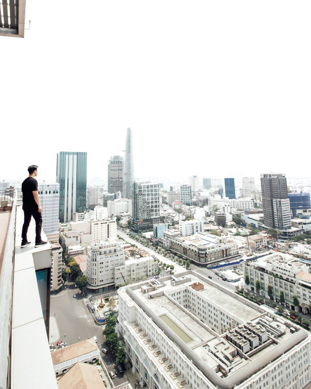 Mới đây trên mạng xã hội, một clip dài hơn 16 phút ghi lại hành trình nhóm 3 nam thanh niên leo lên nóc tòa nhà 38 tầng được cho là Central 1 (cao 158 m, ở quận Bình Thạnh, TP.HCM) bị cộng đồng mạng phản ứng gay gắt.