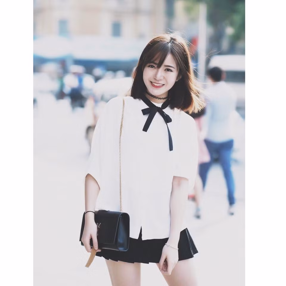 Với nụ cười tỏa nắng, gương mặt đẹp và kiến thức sâu rộng về bóng đá, Tú Linh đã chinh phục được hàng triệu trái tim NHM M.U tại Việt Nam.