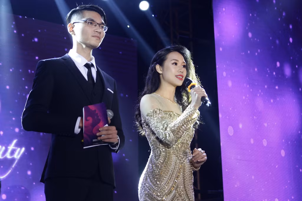 Phần trả lời ứng xử của Vũ Ngân Hà về vấn đề bạo hành trẻ em đã thuyết phục ban giám khảo cùng khán giả. Hà cho rằng vấn nạn này không chỉ bắt nguồn từ ý thức của những người xấu, mà còn từ sự “khuyến khích, động viên” của những người tốt khi im lặng.