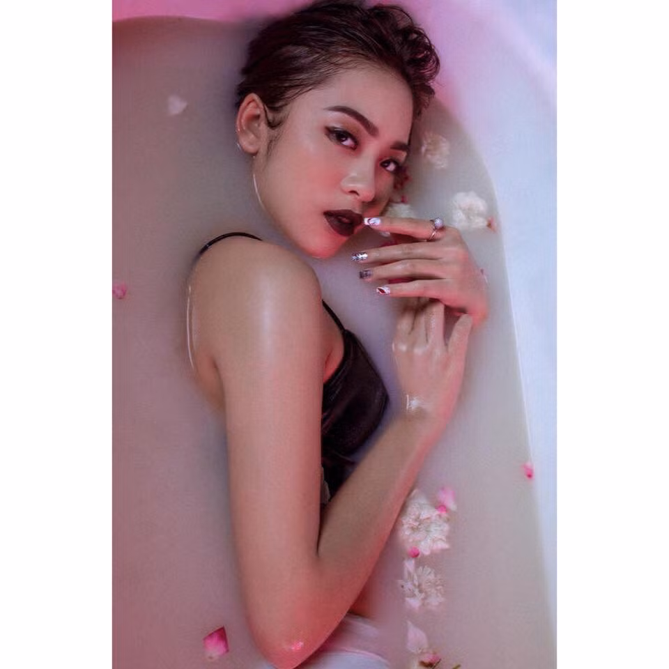 Tuy nhiên, trước khi nghĩ tới việc lấn chân vào showbiz, Phương Dung chia sẻ rằng cô bạn phải cố gắng hoàn thành tốt nhiệm vụ học tập 2 trường đại học mà mình đã lựa chọn để có vốn kiến thức rồi mới ra đời "kiếm cơm".