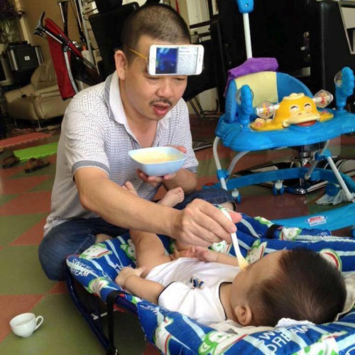 Trên mạng xã hội, không ít những ông bố khoe hình ảnh mình ở nhà chăm con để cho vợ vui chơi thoải mái ngày 8/3.