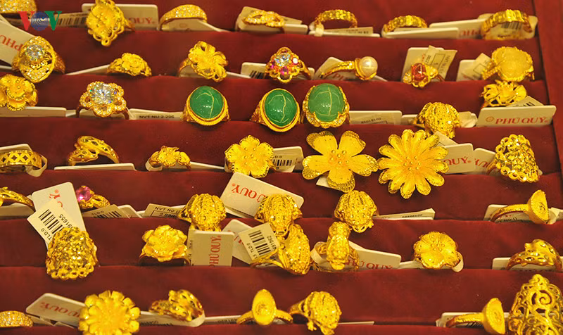 Gia vang hom nay: Gia SJC va vang the gioi tiep tuc tang