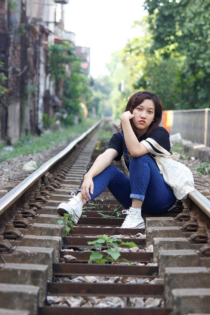 Đường sắt là con đường để những con tàu có thể chuyên trở người mà hàng hóa và nó được rào chắn rất kĩ càng để bảo vệ an toàn, tuy nhiên rất nhiều bạn trẻ vẫn liều lĩnh "vượt rào" để sống ảo.