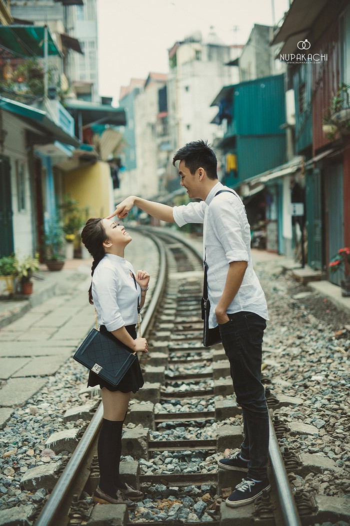 Thậm chí, , nhiều người trẻ liều mạng để có những bức selfie với đoàn tàu đang chạy chỉ với mục đích cho người khác thấy cách họ sống - táo bạo và không sợ điều gì.