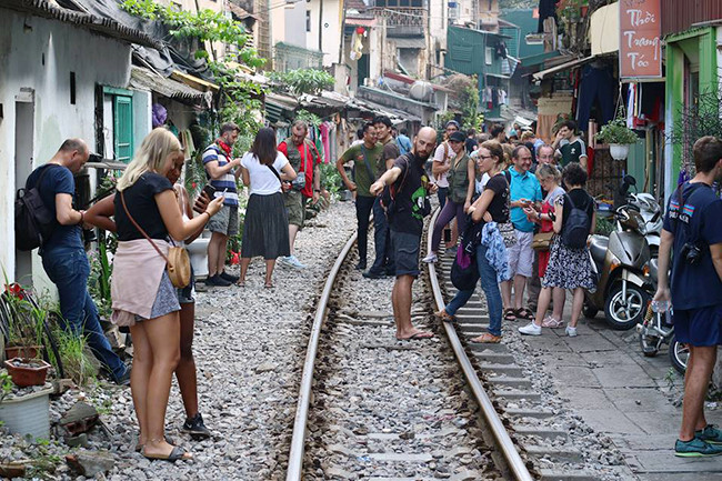 Đa số chúng ta thường "ảo tưởng" một điều rằng mình có thể nghe thấy tiếng còi tàu và sẽ tránh tàu kịp thời. Nhưng nếu mọi chuyện thực sự đơn giản đến như vậy thì đã không xảy ra những cái chết thương tâm như trên.