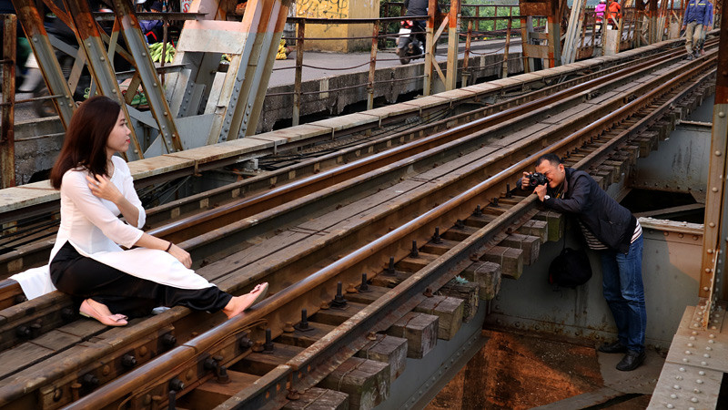 Phần lớn bạn trẻ đều khá chủ quan, chưa hiểu rõ mối nguy hiểm ẩn nấp bên trong không gian tưởng như yên bình trên đường ray.