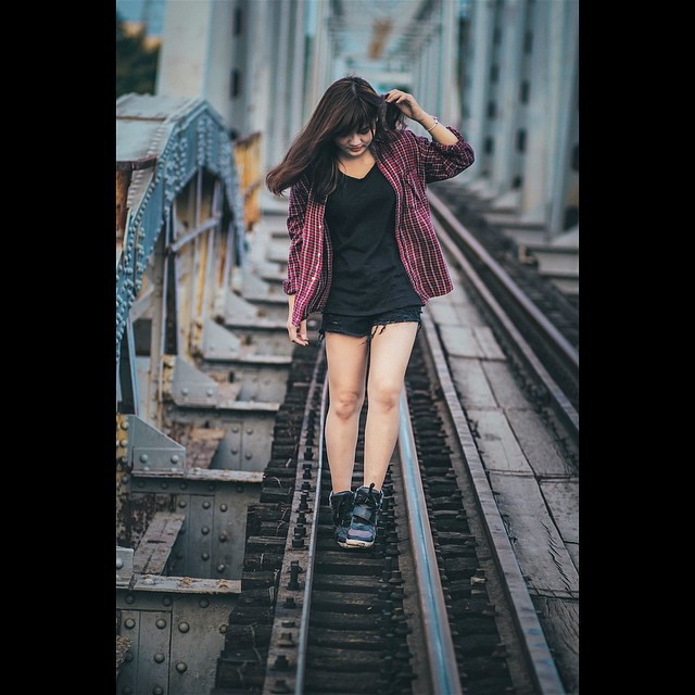 Nhưng rõ ràng, chỉ những bạn trẻ không ý thức được mức độ nguy hiểm của tàu hỏa mới dám đem tính mạng của mình ra đùa giỡn, nhằm đổi lấy một vài bức ảnh "chứng tỏ lối sống chất" như vậy.