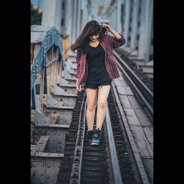 Nhưng rõ ràng, chỉ những bạn trẻ không ý thức được mức độ nguy hiểm của tàu hỏa mới dám đem tính mạng của mình ra đùa giỡn, nhằm đổi lấy một vài bức ảnh "chứng tỏ lối sống chất" như vậy.