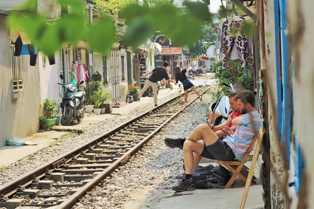 Vậy nên, hãy chú ý thật kĩ lưỡng trước khi đưa ra ý tưởng chụp ảnh trên ray đường sắt để tránh những sự cố đáng tiếc xảy ra khiến bản thân thiệt thòi và ảnh hưởng tới nhiều người xung quanh.