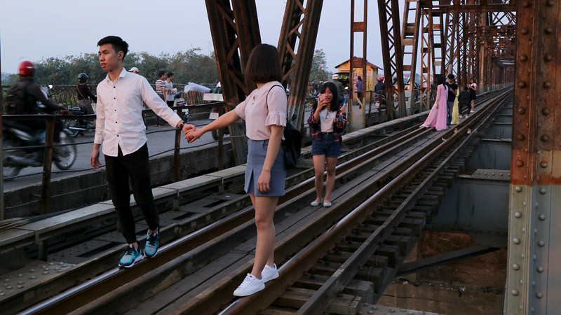 Một bộ phận giới trẻ lại chuộng kiểu chụp ảnh đoàn tàu đang chạy ngay sau lưng hoặc trước mặt, nhằm khẳng định sự "chất", liều lĩnh trong cá tính, không sợ bất kì điều gì.