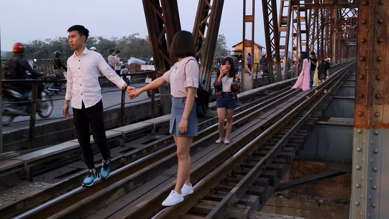 Một bộ phận giới trẻ lại chuộng kiểu chụp ảnh đoàn tàu đang chạy ngay sau lưng hoặc trước mặt, nhằm khẳng định sự "chất", liều lĩnh trong cá tính, không sợ bất kì điều gì.