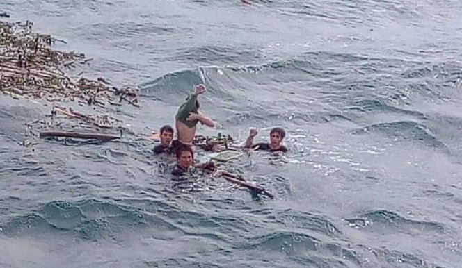 Tau ca Nghe An chim tren bien Quang Binh: Vo khoc ngat goi ten chong