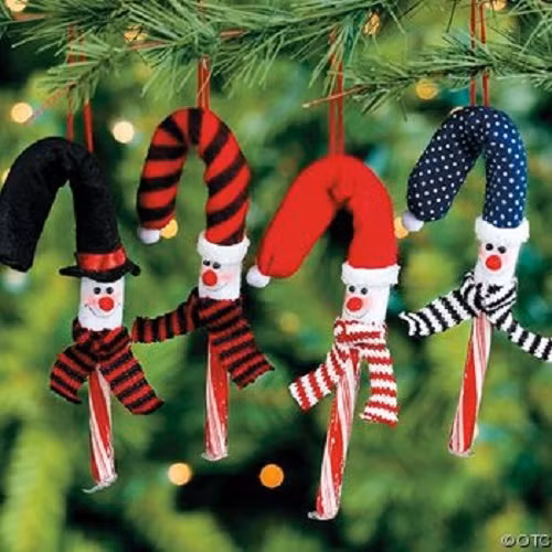 Không chỉ để ăn, những cây kẹo gậy Giáng Sinh còn được các bạn trẻ sử dụng làm vật trang trí cho góc làm việc hay cây thông Noel ở nhà, văn phòng của mình.