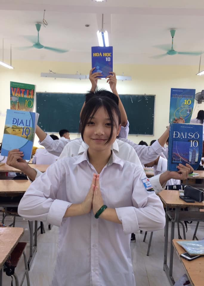 Do đạo cụ có sẵn nên trend "SGK nghìn mắt, nghìn tay" nhanh chóng lan tỏa trên MXH. Những thành phẩm được các bạn học sinh liên tiếp cho ra đời.