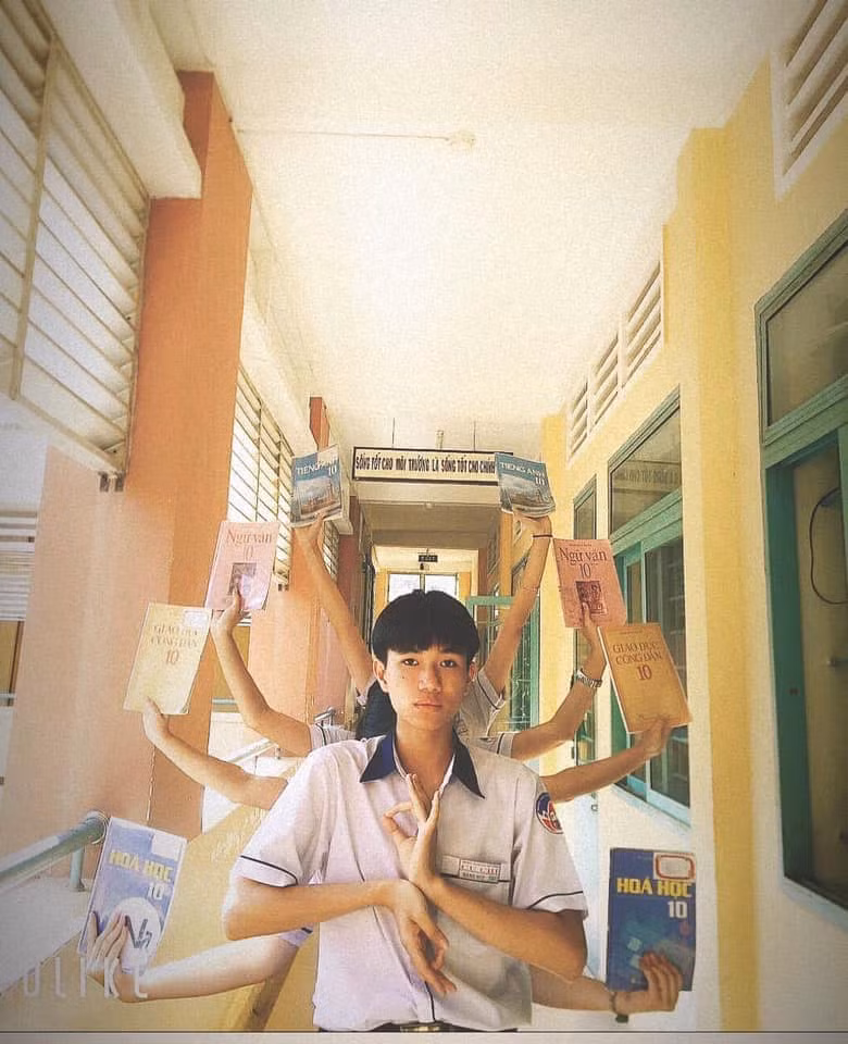 Theo nhiều bạn trẻ cho biết, trend mới của các học sinh được lấy ý tưởng từ bức tượng Phật nghìn mắt, nghìn tay nổi tiếng. Tuy nhiên, thay vì con mắt thì các bạn trẻ thay bằng SGK.