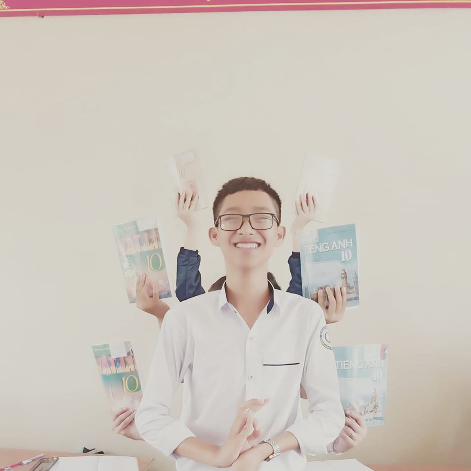 Tận dụng hết dụng cụ học tập, các bạn học sinh nhanh trí "biến tấu" xu hướng chụp ảnh hot trong dịp đầu năm học.