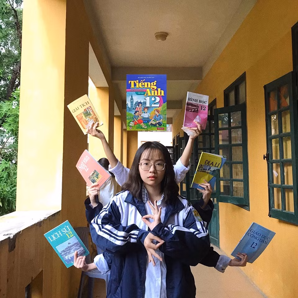 Theo tìm hiểu, trend "SGK nghìn mắt nghìn tay" được nhóm 3 nữ sinh đến từ THPT Thạch Thất nghĩ ra và đạo cụ chính không gì ngoài cuốn sách giáo khoa.