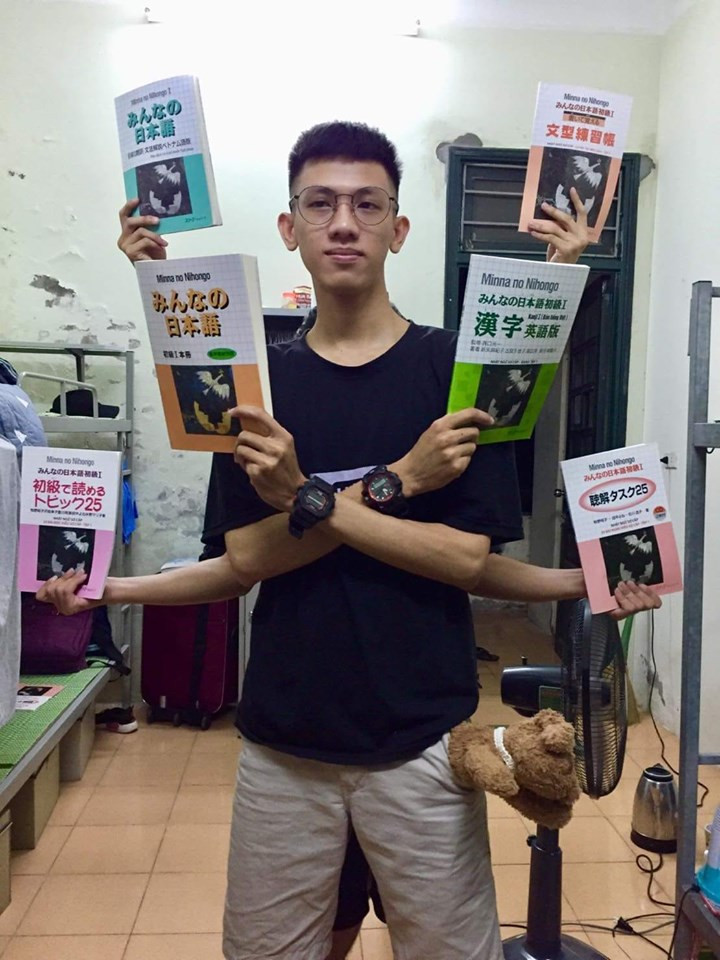 Bên cạnh "sao y bản chính", trend chụp ảnh SGK được biến tấu thành nhiều phiên bản khác nhau với dáng chụp được thay đổi.