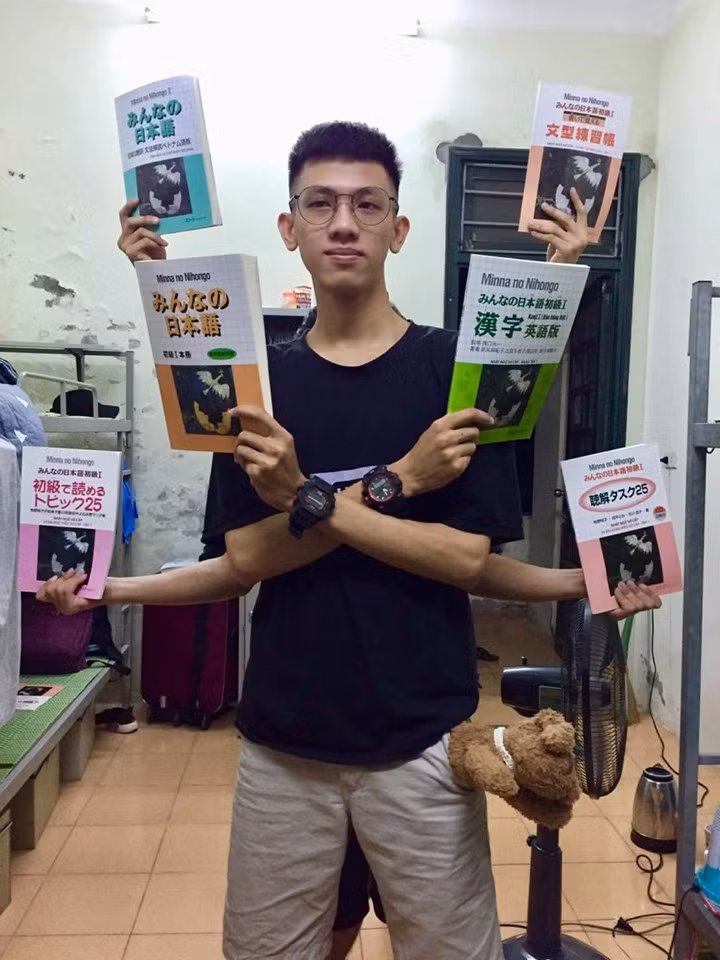 Bên cạnh "sao y bản chính", trend chụp ảnh SGK được biến tấu thành nhiều phiên bản khác nhau với dáng chụp được thay đổi.