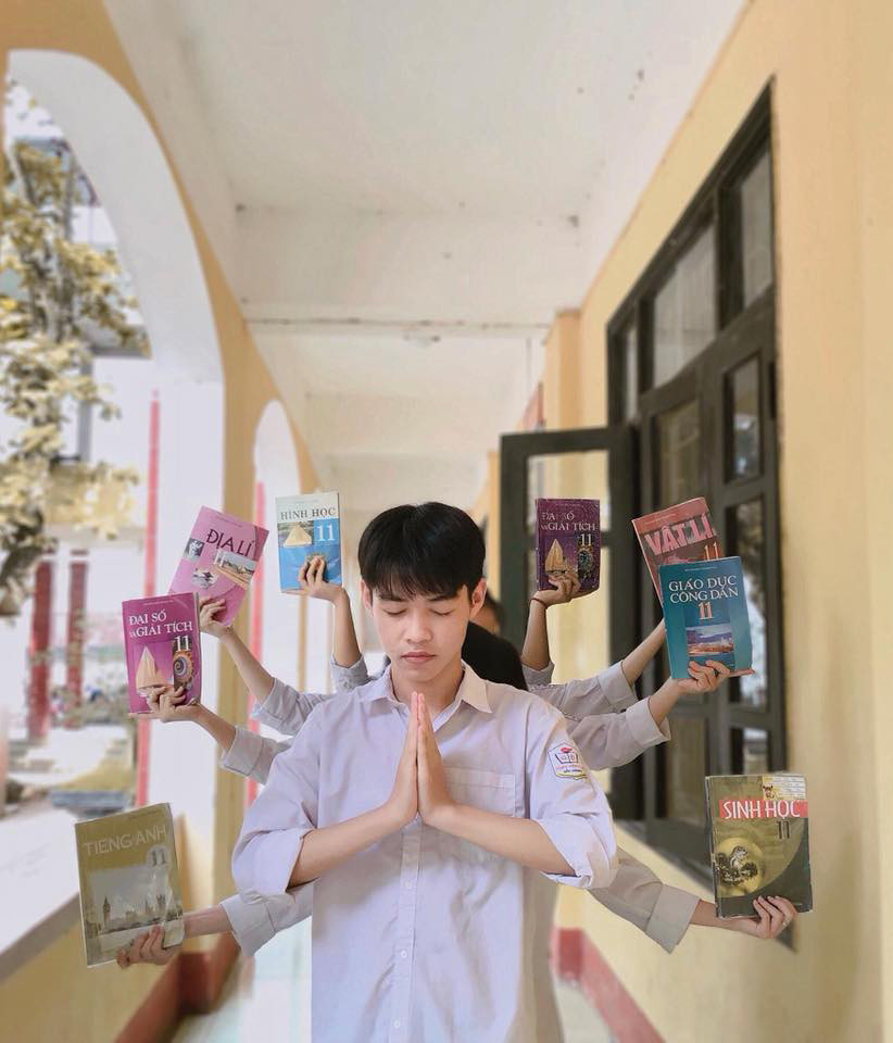 Không quá khó để các bạn học sinh bắt kịp theo trend "SGK nghìn mắt, nghìn tay".