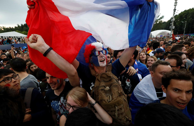 Sau khi ĐT Pháp dẫn trước Croatia với tỷ số 4-2, NHM của Le Bleu dường vỡ òa trong cảm xúc.