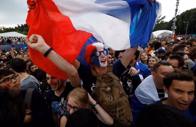 Sau khi ĐT Pháp dẫn trước Croatia với tỷ số 4-2, NHM của Le Bleu dường vỡ òa trong cảm xúc.