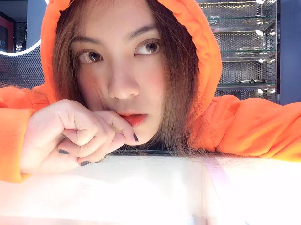 Dương Ngọc Huyền sinh ngày 10/10/1998 đến từ Pleiku, hiện cô bạn này đang theo học ngành Ngôn ngữ học - Đại học Công nghệ TP HCM.