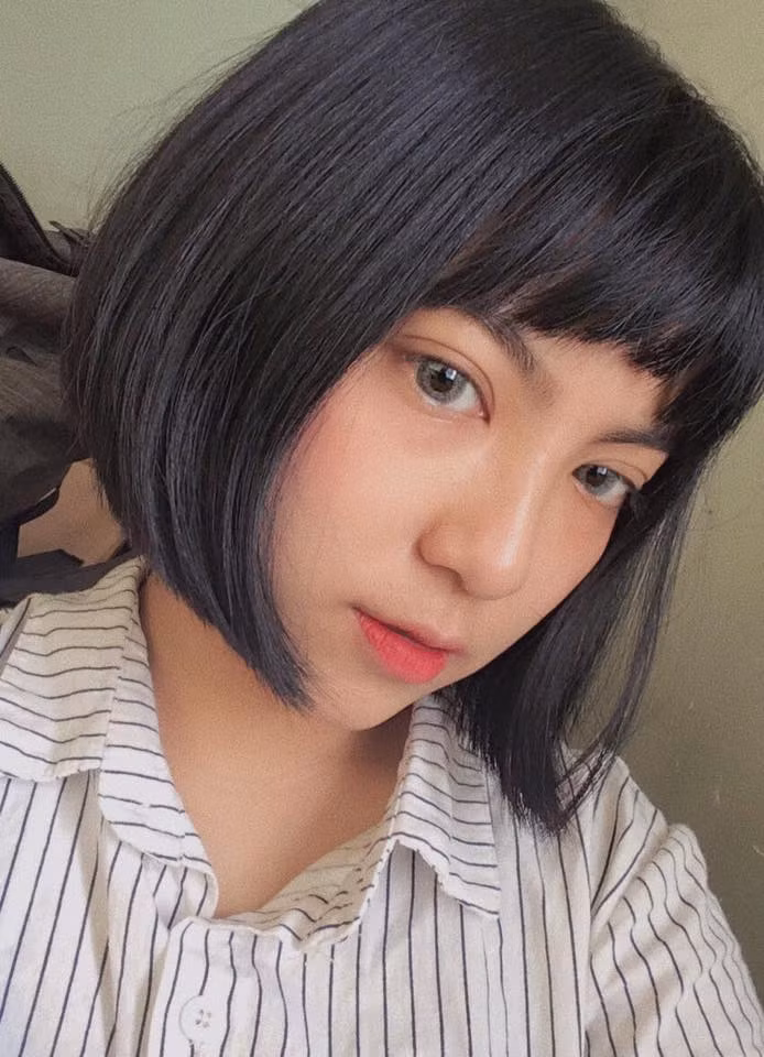 Sở hữu làn da trắng, gương mặt cá tính với ngũ quan sắc sảo và đặc biệt là thời trang tóc được thay đổi liên tục, cô gái 9X Pleiku này nhanh chóng trở thành tâm điểm chú ý đến từ dân mạng.