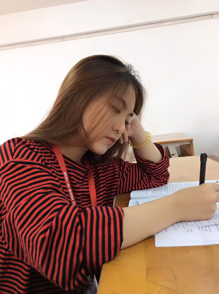 Góc mặt nghiêng khi ngồi học của cô bạn này khiến không ít các chàng trai phải bần thần ngắm nhìn.