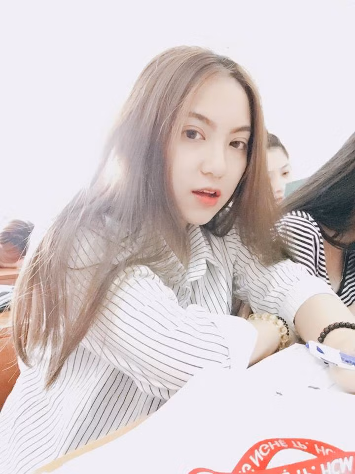 Mái tóc dài khiến cô bạn 9X đến từ phố Núi trở nên khá nhẹ nhàng và thướt tha.