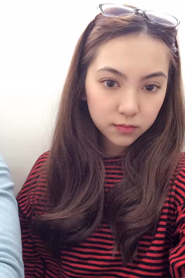 Theo nhiều người nhận xét, vẻ đẹp của Dương Ngọc Huyền có điểm gì đó gần giống với BTV thời tiết từng rất nổi tiếng của đài VTV đó là Mai Ngọc. Từ khuôn mặt cho tới đôi mắt của cô nàng này khiến mọi người phải liên tưởng và tự hỏi rằng, liệu đây có phải bản sao của BTV đang làm việc tại đài truyền hình.