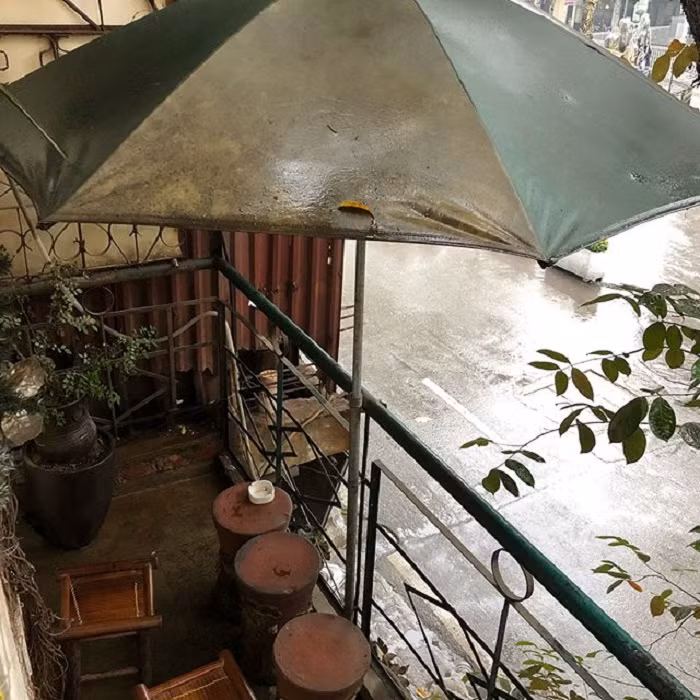 Những đồ vật trang trí tại quán là gốm và thổ cẩm, tuy quen thuộc song được chủ nhân của quán sắp đặt khá hài hòa và tinh tế.