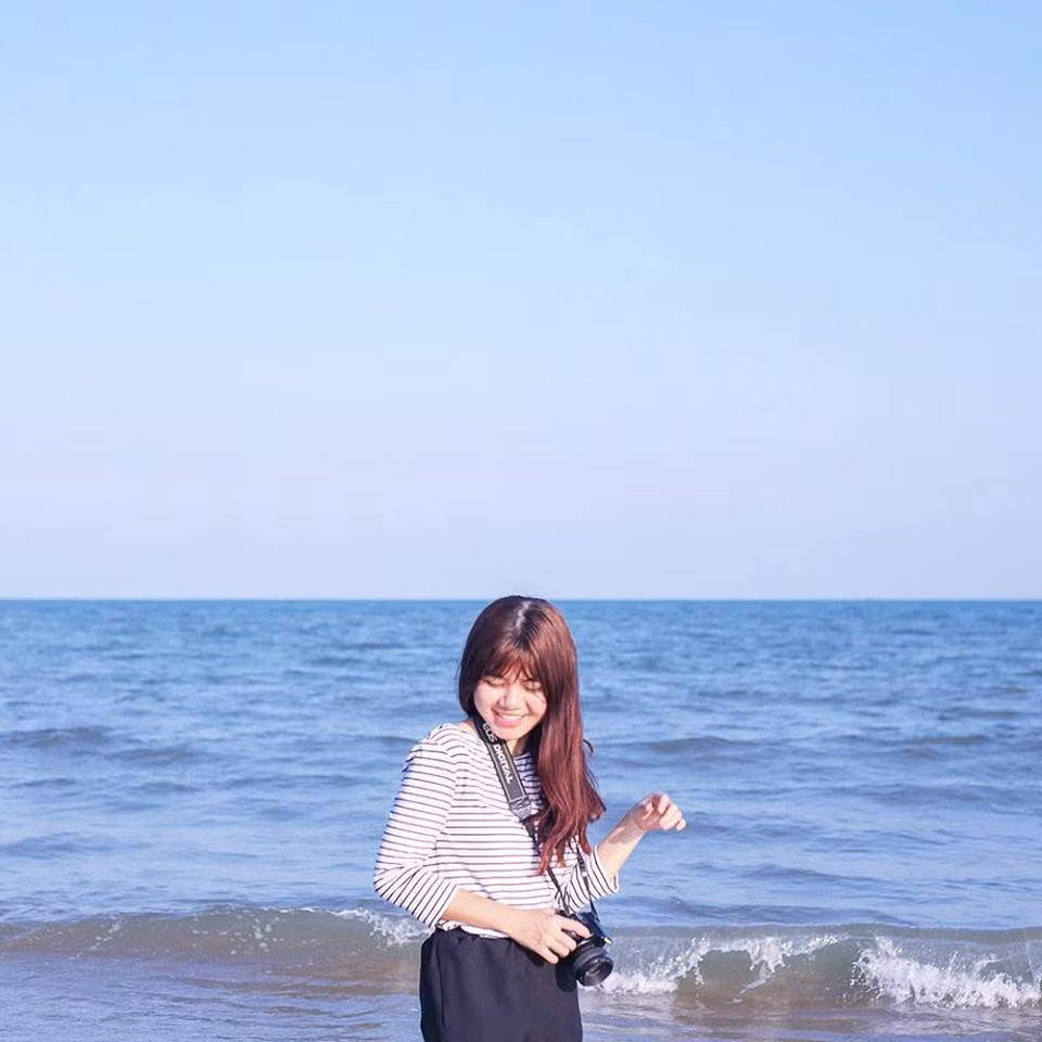 Sở hữu gương mặt bầu bĩnh, mái tóc dài dịu dàng và thân hình có phần "nấm lùn" đáng yêu, Ngoài ra nhiếp ảnh gia 8X này còn thu hút mọi người bằng nụ cười tỏa nắng