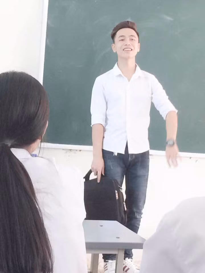 Cụ thể những hình ảnh về anh chàng thầy giáo trợ giảng tiếng Hàn được đăng tải ngay lập tức khiến dân mạng chú ý. Trắng trẻo, thư sinh là những ấn tượng mà nhân vật chính gây ấn tượng và kích thích sự truy lùng của cư dân mạng.