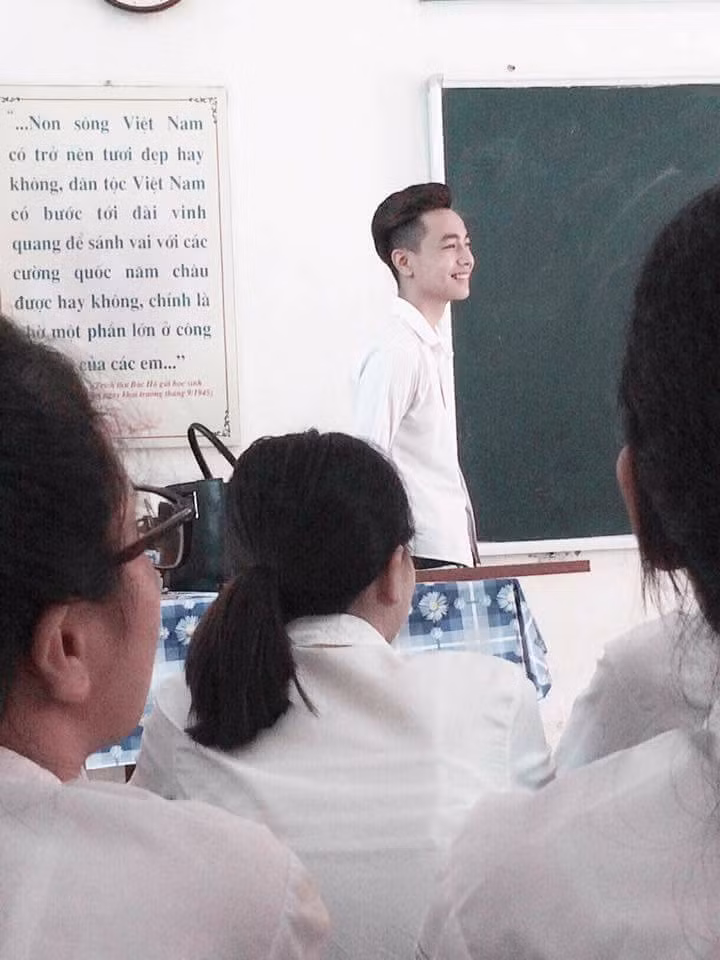 Mới đây những bức ảnh về một thầy giáo trợ giảng tiếng Hàn tại Bắc Giang trong chiếc áo sơ mi trắng, khuôn mặt trắng trẻo, thư sinh được các fanpage trên mạng xã hội đồng loạt đăng tải khiến nhiều người phải chú ý.
