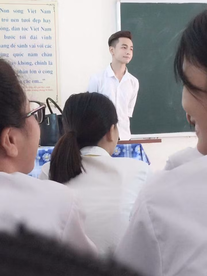 Tuy nhiên cũng theo một số thông tin, anh chàng được gọi là thầy giáo trợ giảng tiếng Hàn vừa nổi tiếng trên mạng thực chất là sinh viên năm hai của trường Cao đẳng Công nghệ Bách khoa Hà Nội khoa tiếng Hàn và đây là bức ảnh được chụp khi anh chàng này dự giờ để lấy thêm kinh nghiệm tại một trường THPT đóng trên địa bàn tỉnh Bắc Giang.