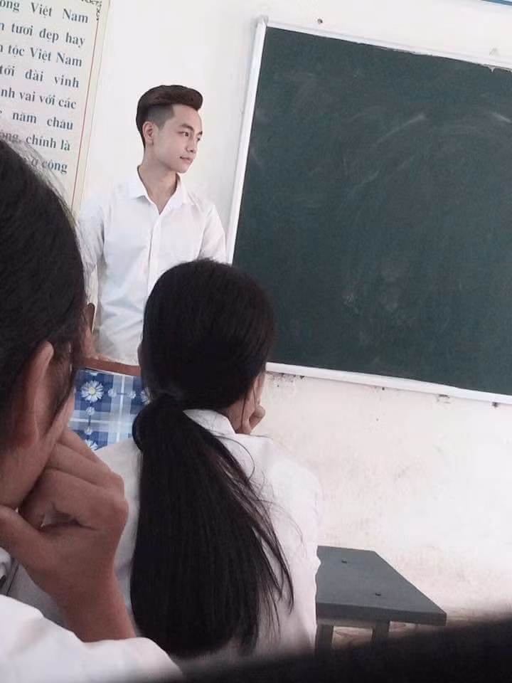 Cho dù vậy vẫn rất nhiều chị em phụ nữ không tiếc lời dành cho thầy giáo trợ giảng tiếng Hàn tại Bắc Giang trên những lời khen có cánh, bởi nhan sắc của anh là điều không thể chối cãi.