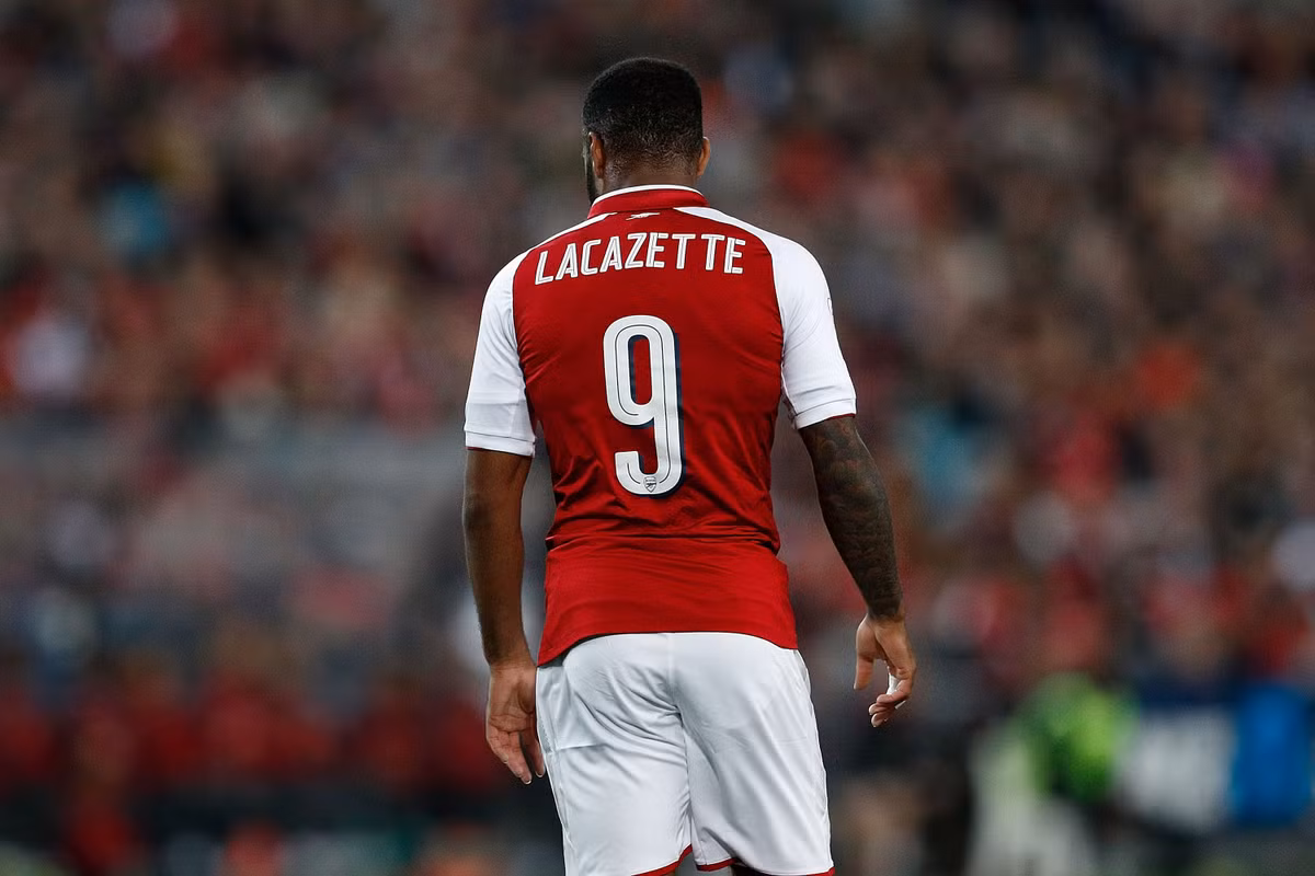 Chuyên gia Sky Sports, Paul Merson khẳng định, Arsenal đã sai lầm khi để Olivier Giroud ra đi, thay vì Alexandre Lacazette.
