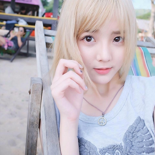 "Lý Cây Bông" là một bài dân ca Nam Bộ quen thuộc với nhiều khán giả. Xuất hiện trong clip này, Nene mặc áo bà ba trông rất đáng yêu. Do chưa rành tiếng Việt nên ở bản cover này, Nene hát cùng với một người bạn là Hồng Nhung.