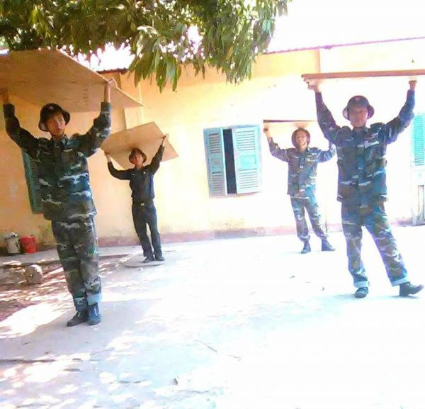 Do dậy muộn quá thời gian cho phép để tập trung, nhiều chiến sĩ đã bị phạt đứng giữa trời nắng và với vật nặng là tấm ván trên đầu.