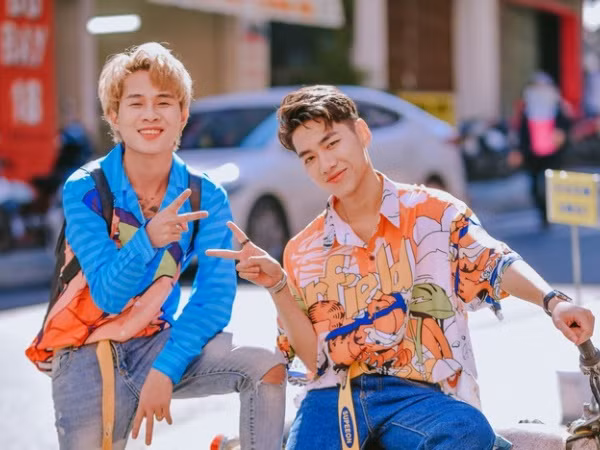 Trong những ngày gần đây, người hâm mộ bộ đôi ca sĩ của bản hit Sóng gió cảm thấy lo lắng bởi thông tin Jack và K-ICM đang có mâu thuẫn rạn nứt trong tình cảm. Sau tin đồn Jack bị công ty quản lý giữ hết tài sản, bóc lột sức lao động và về quê không một xu dính túi, dân mạng càng thêm nghi ngờ khi trong show diễn ở Hưng Yên chỉ có mình K-ICM xuất hiện.