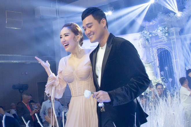 Trong đám cưới của Bảo Thy mới đây, Quang Vinh là khách mời nghệ sĩ hiếm hoi. Nam ca sĩ thể hiện tâm trạng vui vẻ trên trang cá nhân: "Cùng lưu lại khoảnh khắc hạnh phúc này. Chúc mừng Bảo Thy và ông xã trong ngày trọng đại. Vui quá bà con ơi!". Sau khi thực hiện các nghi thức hôn lễ, Bảo Thy thay váy và "quẩy" cùng dàn khách mời. Cô diện chiếc váy voan gợi cảm, vui vẻ bước lên sân khấu catwalk cùng Quang Vinh. Hai người bạn dành cho nhau một cái ôm nồng ấm ở cuối đường băng.