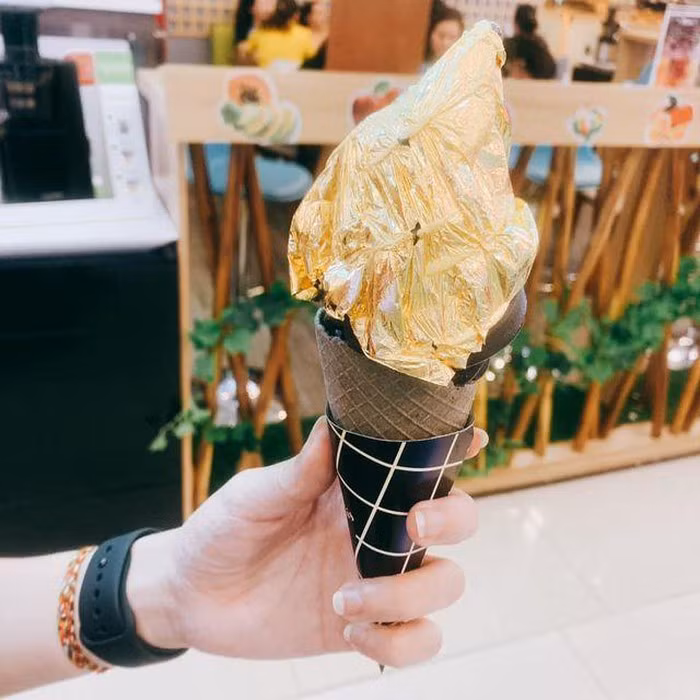 Kem dát vàng 24k đầu tiên xuất hiện tại Dubai nhưng vừa qua nó đã có mặt tại Hà Nội và ngay lập tức tạo ra cơn cuồng cho nhiều người, đặc biệt là các bạn trẻ thích sự sang chảnh.