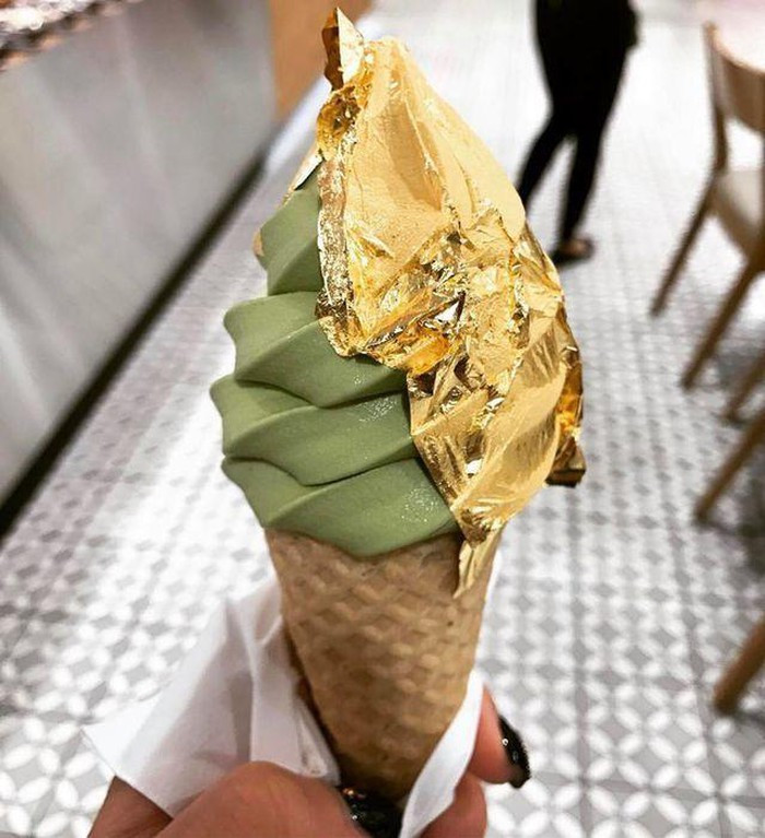 Không chỉ được tạo nên từ hương vị truyền thống như vanila, chocolate mà kem dát vàng 24k tại Hà Nội còn có hương vị dừa tinh than tre mới toanh.