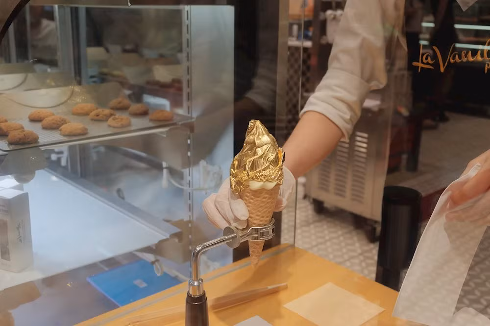 Theo quan sát của phóng viên, sau khi lớp kem tươi được rót ra chiếc ốc quế, chính tay nhân viên sẽ dán lên một lá vàng mỏng và chỉ trong vài giây lớp vàng này sẽ dính và bao phủ lên phần kem tạo nên một cây kem thời thượng, sang chảnh thỏa sức cho các bạn trẻ "sống ảo".