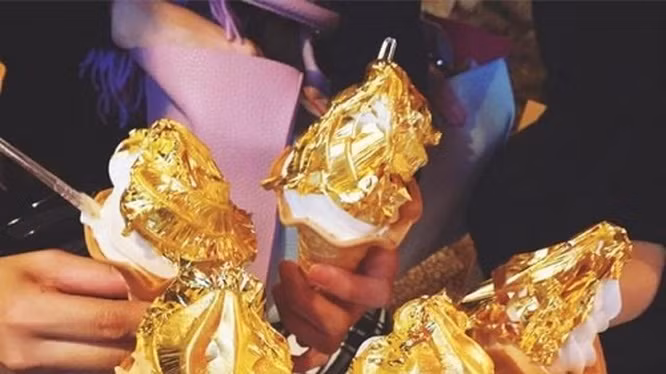 Một số người đã thử loại kem "nhà giàu" này cho biết dù giá khá "chát" nhưng đắt xắt ra miếng, kem rất ngon nên có thể sẽ quay lại lần sau.