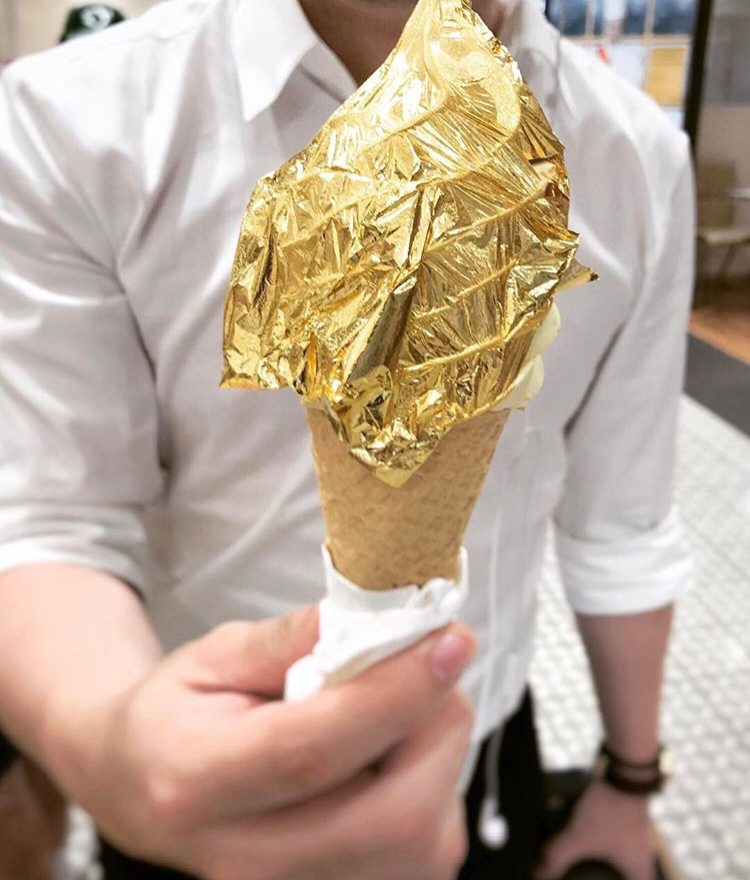 Còn với một khách hàng khách tên Mỹ Anh (29 tuổi, Hà Nội) thì cho rằng: "Trên tay mình là 1 cây kem mix giữa vị vanille và vị than tre hoạt tính kèm với 1 lá vàng, cây kem rất đáng giá tiền. Bên cạnh đó thì đội ngũ nhân viên ở đây cũng rất thân thiện và cẩn thận, cửa hàng rất sạch sẽ"